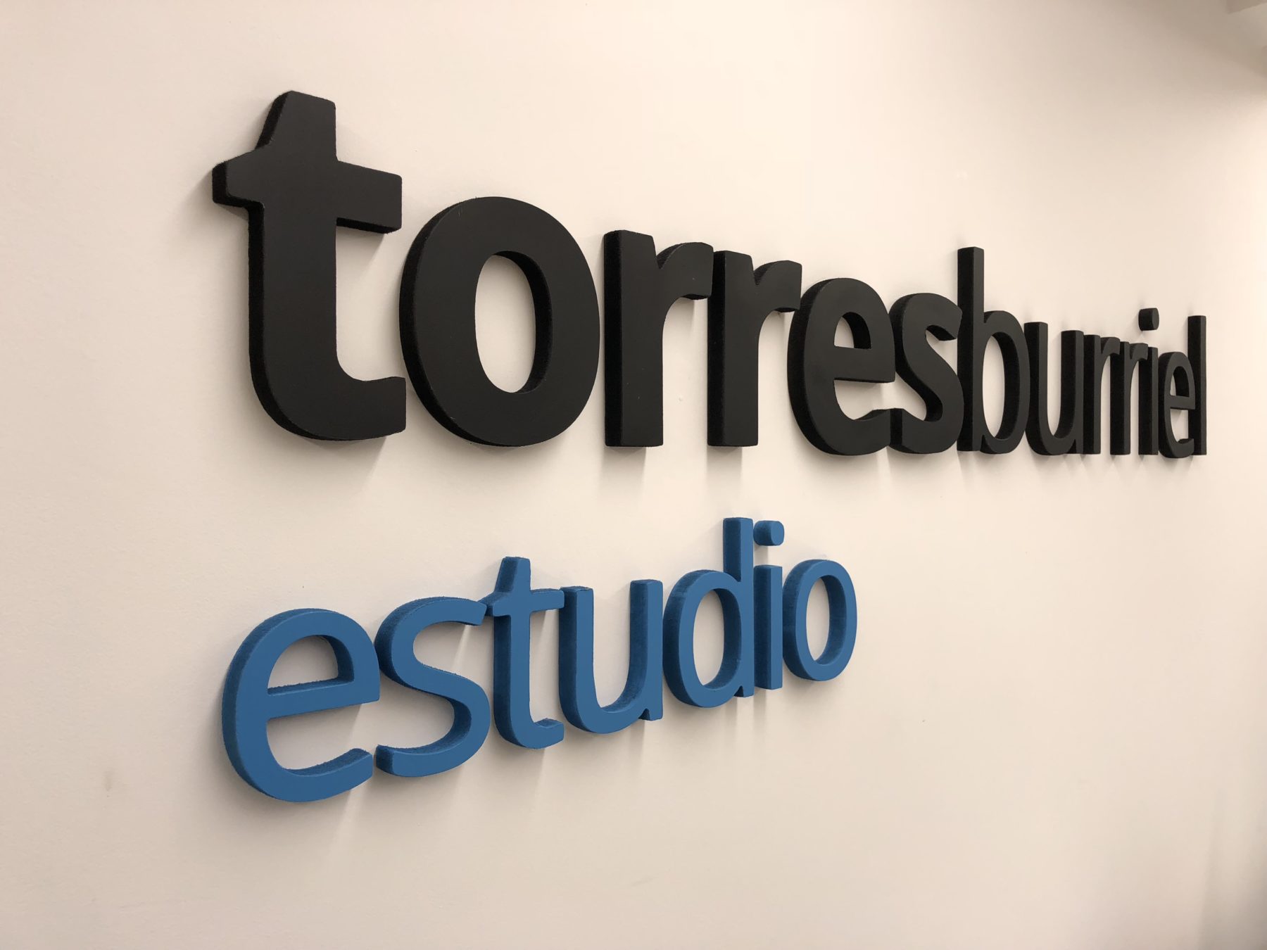 El logotipo de Torresburriel Estudio.